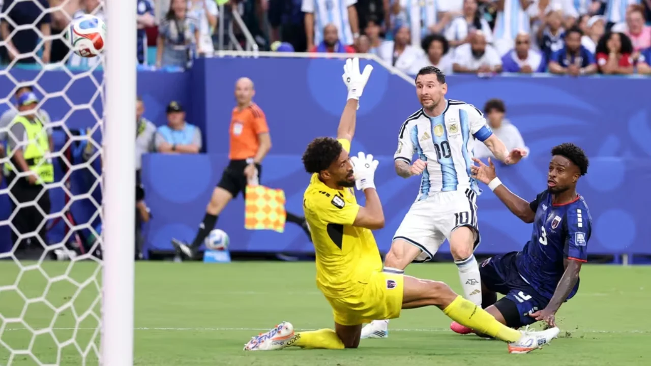 Jogadores da Argentina comemoram o gol de Romero na vitória por 3 a 2 sobre Cabo Verde pela Copa do Mundo