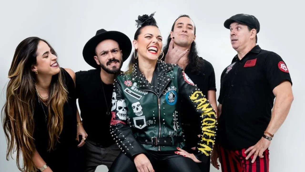 Público participa do Arraiá de Santa Rosa com shows e comidas típicas no Largo do Marrão, em Niterói