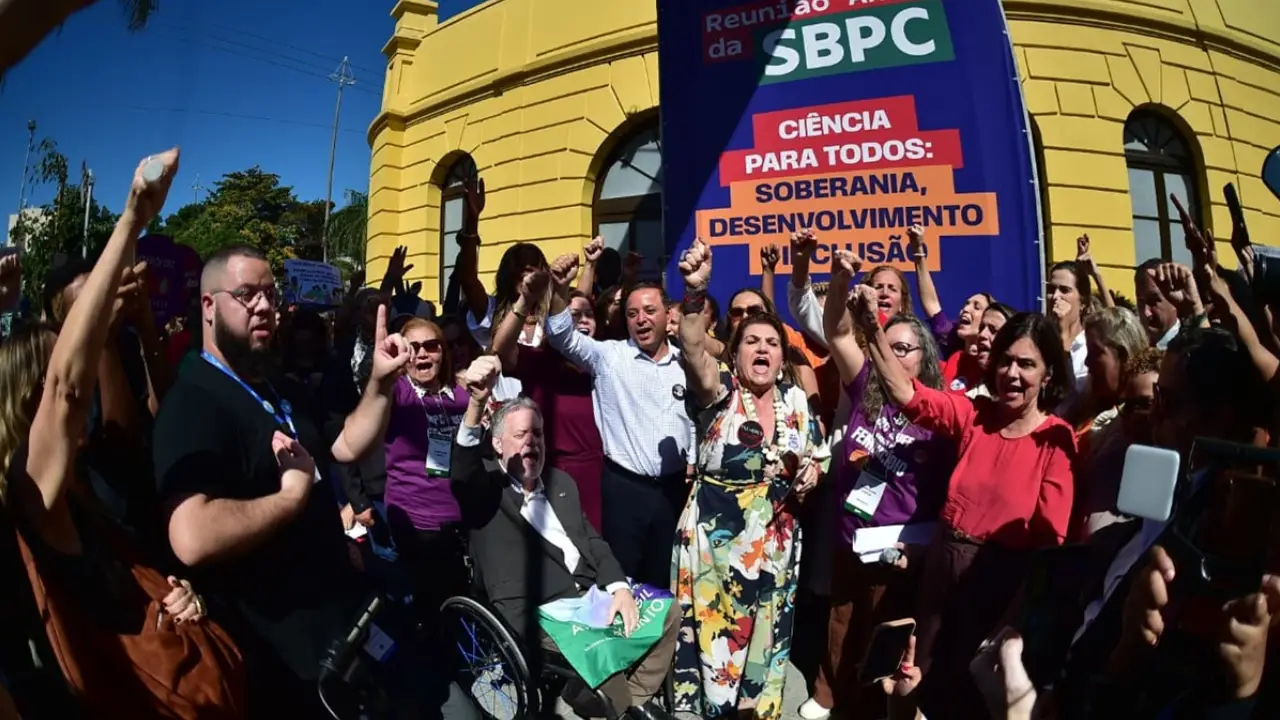 Ato contra o feminicídio em Niterói reúne Cármen Lúcia e Márcia Lopes durante a SBPC
