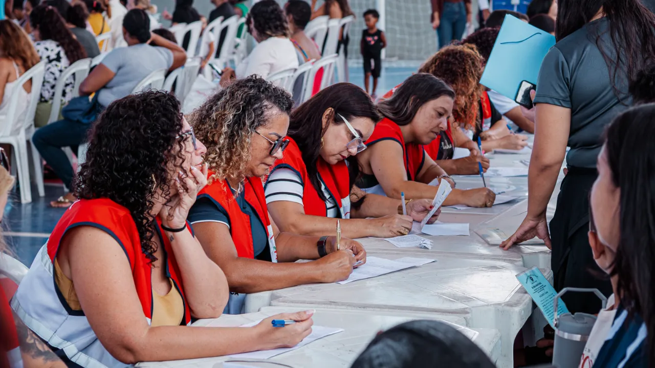 Moradores participam de mutirão para atualização do CadÚnico no CRAS CEU Mumbuca, em Maricá