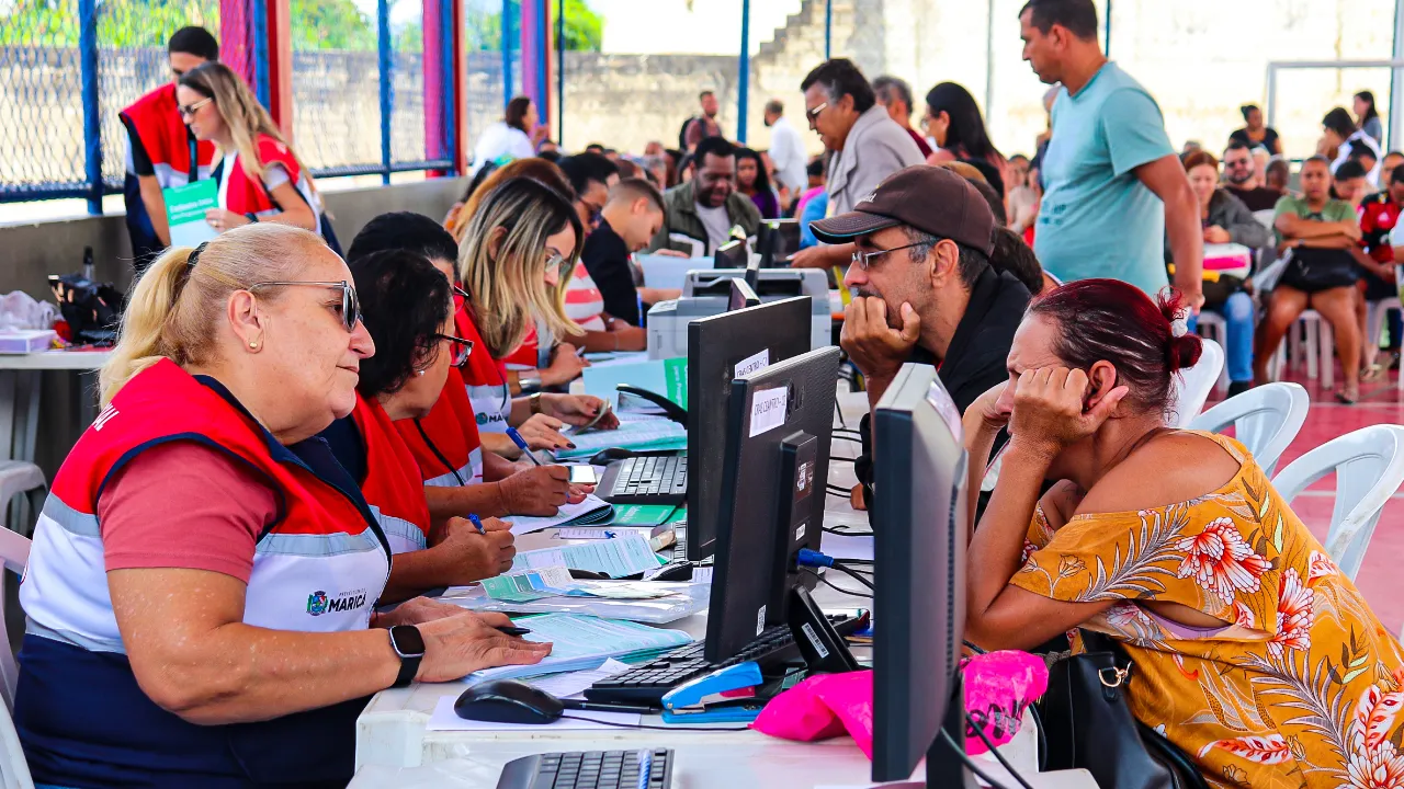 Moradora apresenta documentos durante mutirão de atualização do Cadastro Único no CRAS da Mumbuca, em Maricá Moradora apresenta documentos durante mutirão de atualização do Cadastro Único no CRAS da Mumbuca, em Maricá