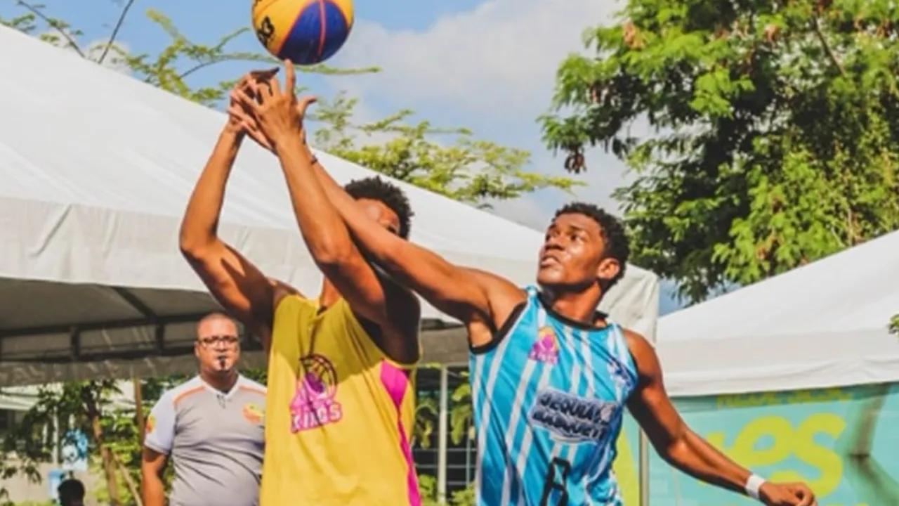 Atletas disputam partida de Basquete 3x3 em quadra pública durante torneio em Niterói