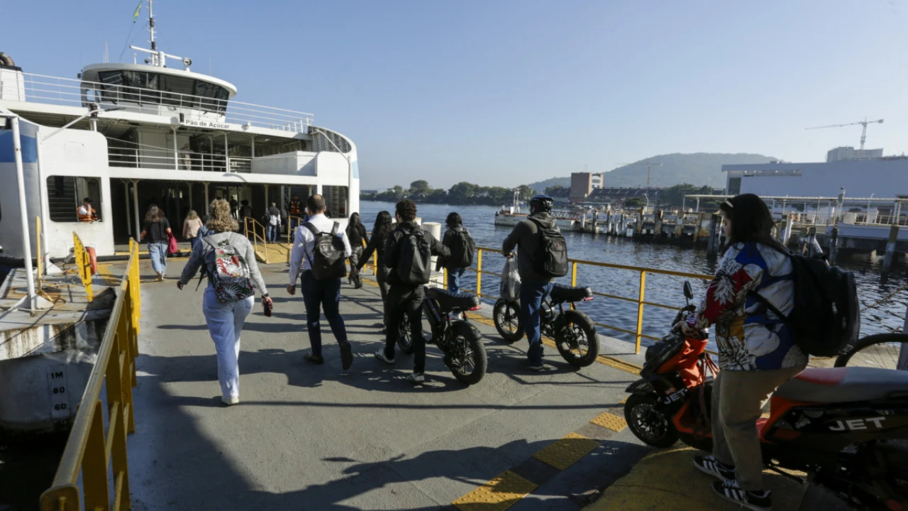 Passageiro conduz bicicleta em estação das barcas no Rio de Janeiro