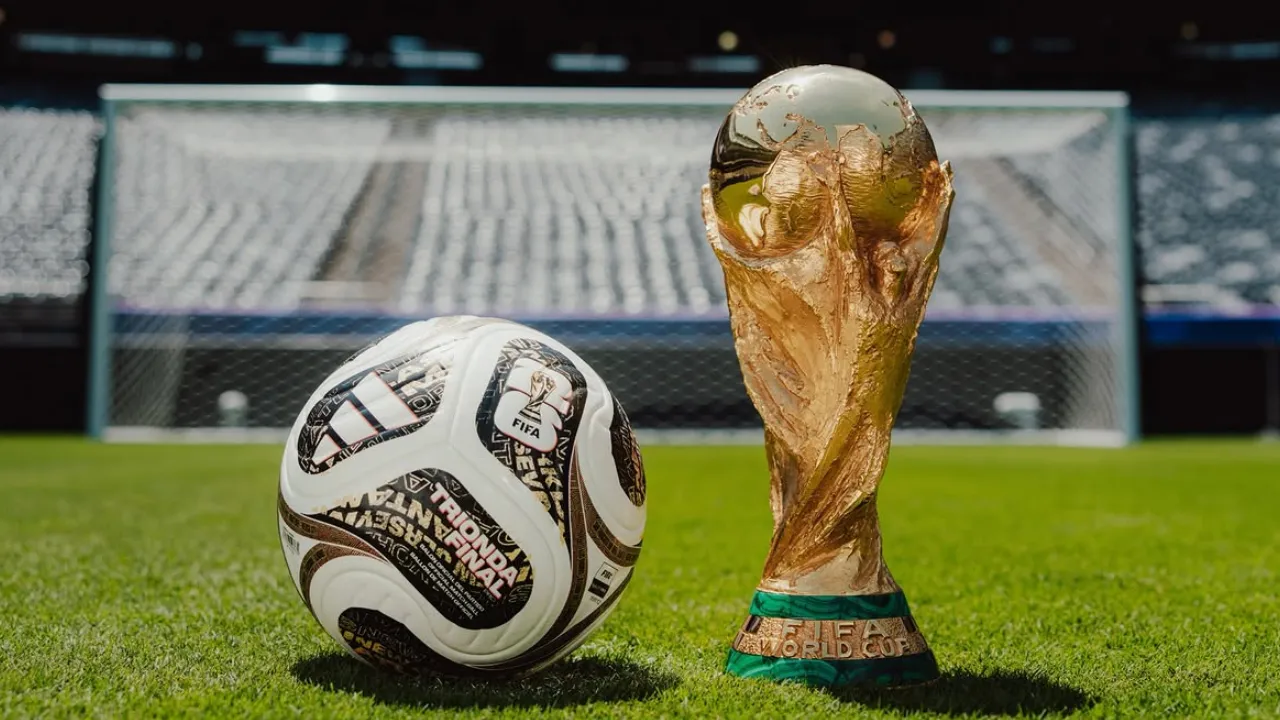 Bola dourada Trionda apresentada pela Fifa para os jogos decisivos da Copa do Mundo de 2026 Bola dourada Trionda apresentada pela Fifa para os jogos decisivos da Copa do Mundo de 2026