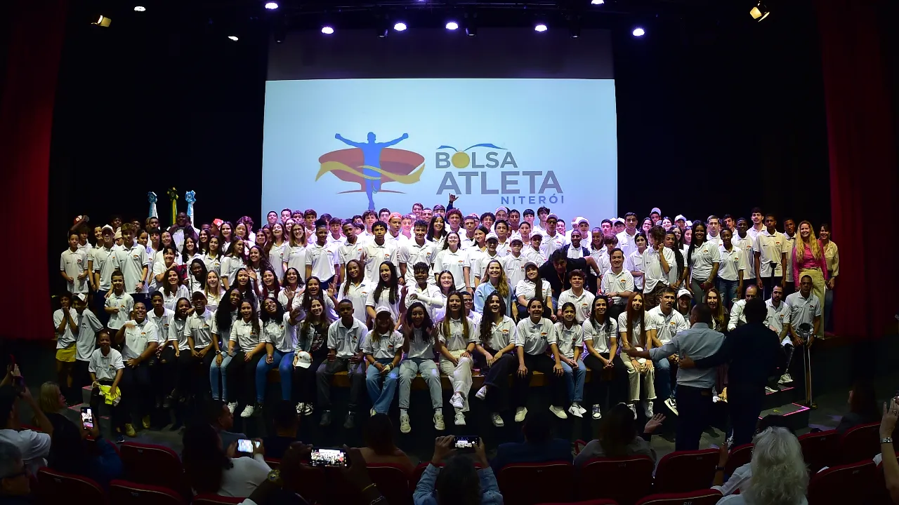 Atletas de Niterói participam da solenidade de assinatura dos contratos do Bolsa Atleta municipal Atletas de Niterói participam da solenidade de assinatura dos contratos do Bolsa Atleta municipal