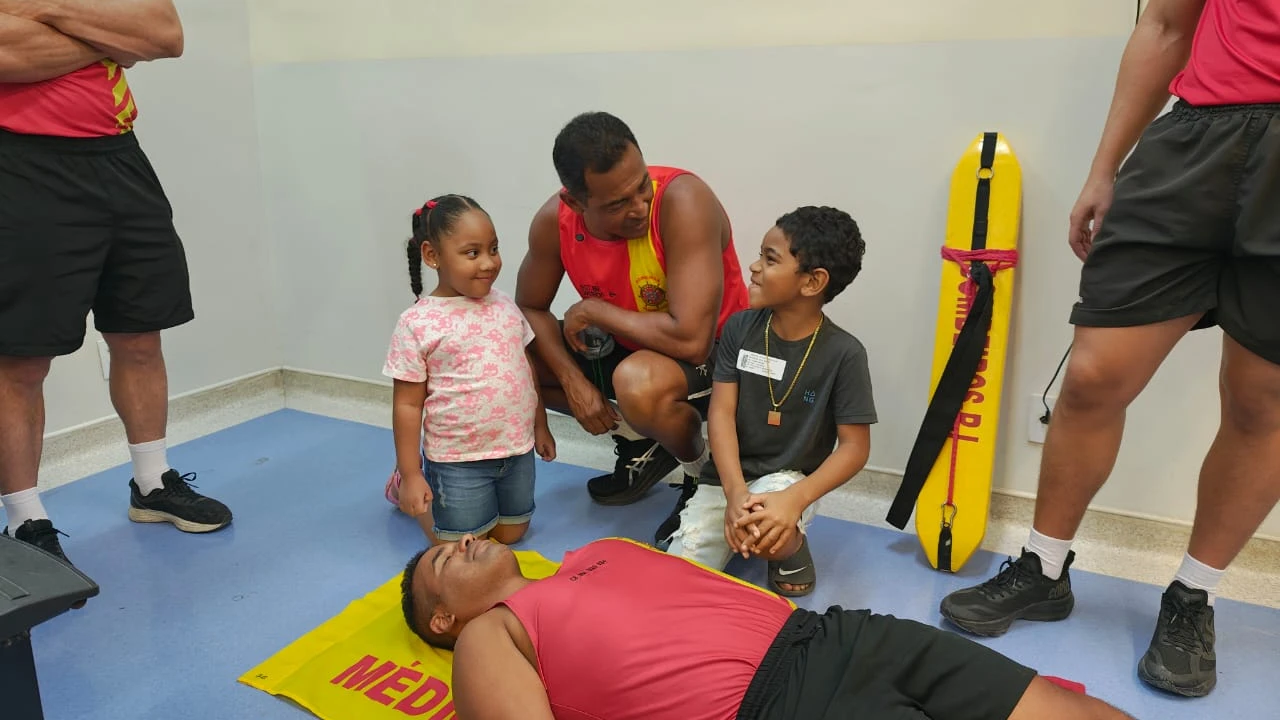 Bombeiros conversam com crianças atendidas no Hospital Getúlio Vargas Filho sobre segurança em praias e piscinas Bombeiros conversam com crianças atendidas no Hospital Getúlio Vargas Filho sobre segurança em praias e piscinas