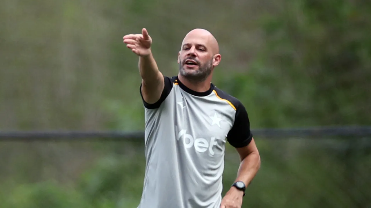 Jogadores em treino do Botafogo no CT, em imagem relacionada às contratações de Warleson e Lucas Monzón