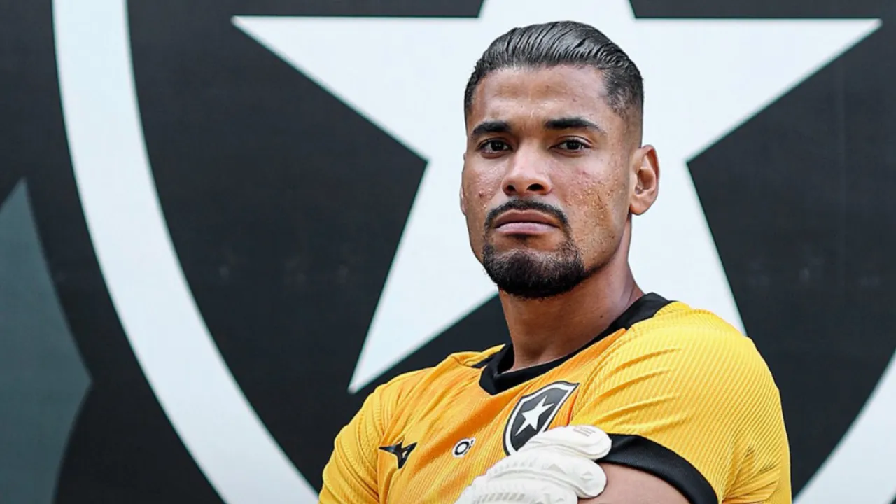 Warleson posa com a camisa do Botafogo após assinar contrato até dezembro de 2029 Warleson posa com a camisa do Botafogo após assinar contrato até dezembro de 2029