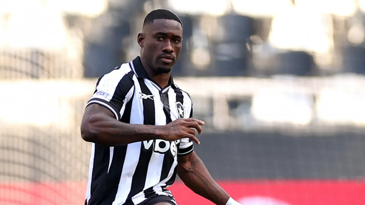 Bastos com a camisa do Botafogo; clube avalia rescindir o contrato do zagueiro após ausência na reapresentação Bastos com a camisa do Botafogo; clube avalia rescindir o contrato do zagueiro após ausência na reapresentação