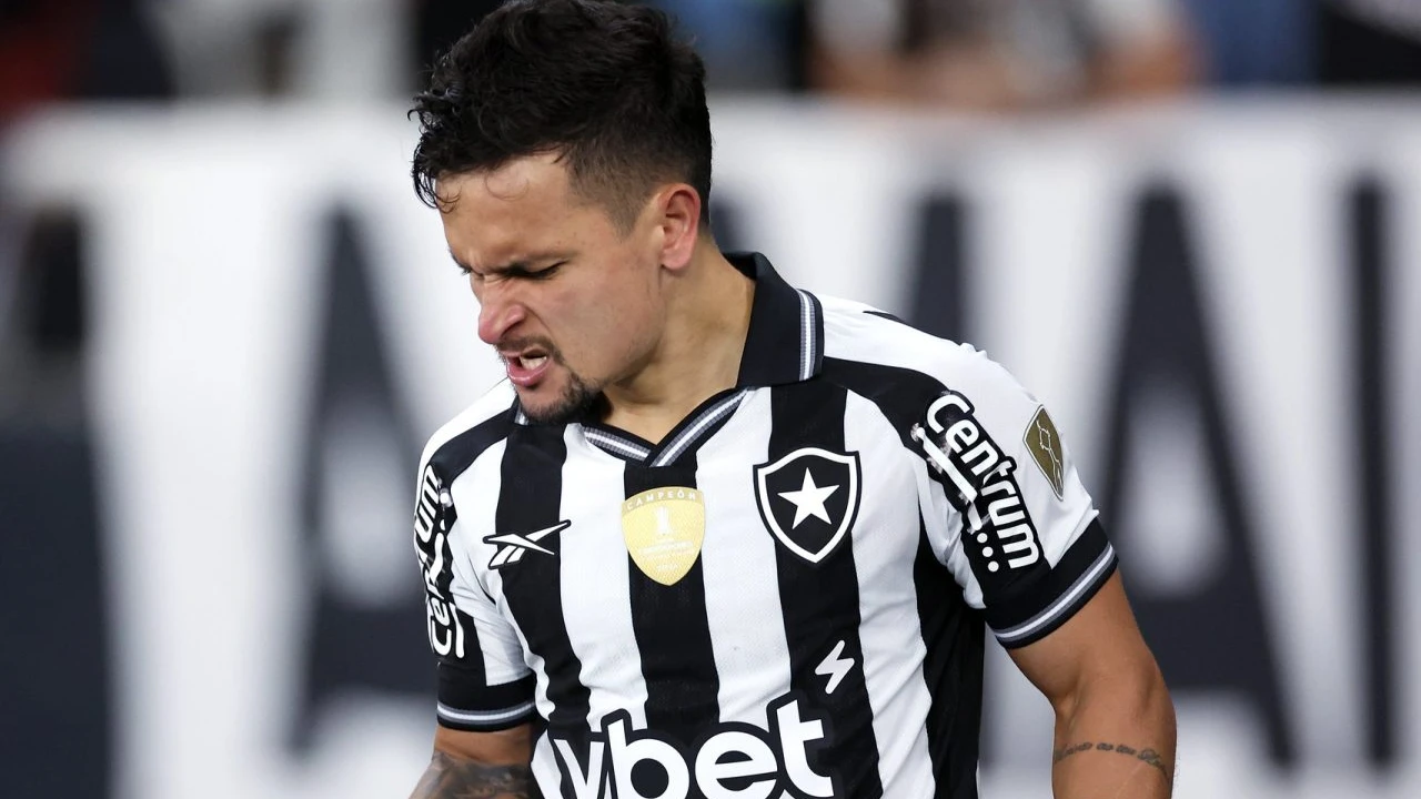 Jogador Artur durante partida pelo Botafogo antes de ser emprestado ao São Paulo