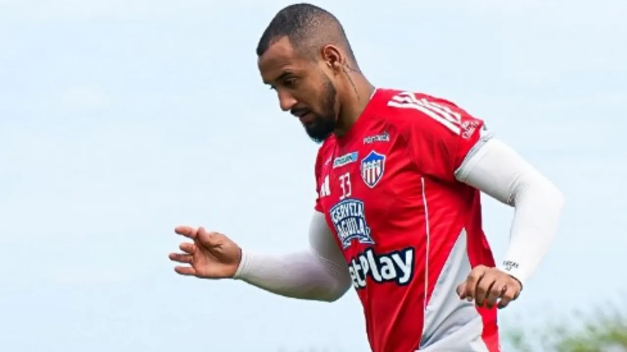 Lucas Monzón, zagueiro ligado ao Racing-URU, em partida pelo Junior Barranquilla Lucas Monzón, zagueiro ligado ao Racing-URU, em partida pelo Junior Barranquilla
