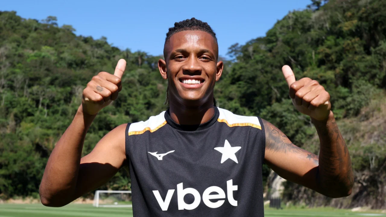 Danilo durante partida do Botafogo após o clube recusar proposta milionária apresentada pelo Palmeiras Danilo durante partida do Botafogo após o clube recusar proposta milionária apresentada pelo Palmeiras