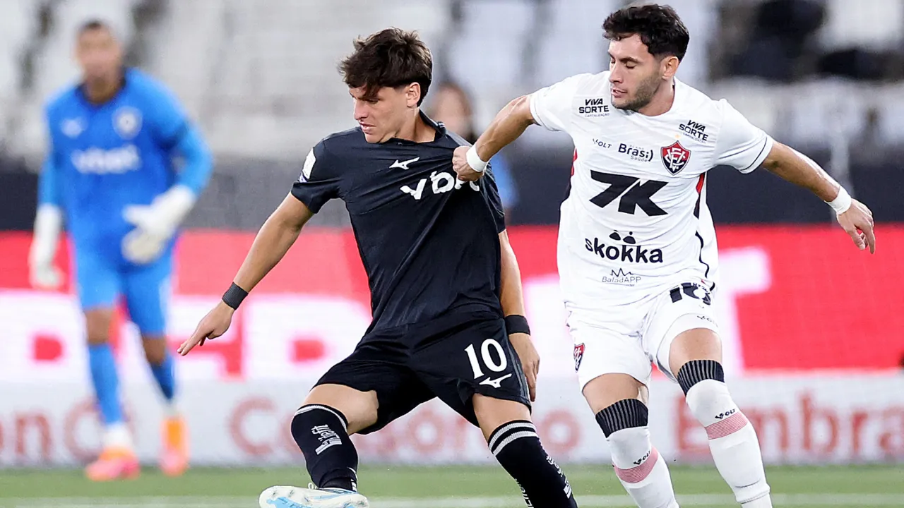 Lucas Arcanjo faz defesa durante o empate sem gols entre Botafogo e Vitória no Estádio Nilton Santos Lucas Arcanjo faz defesa durante o empate sem gols entre Botafogo e Vitória no Estádio Nilton Santos