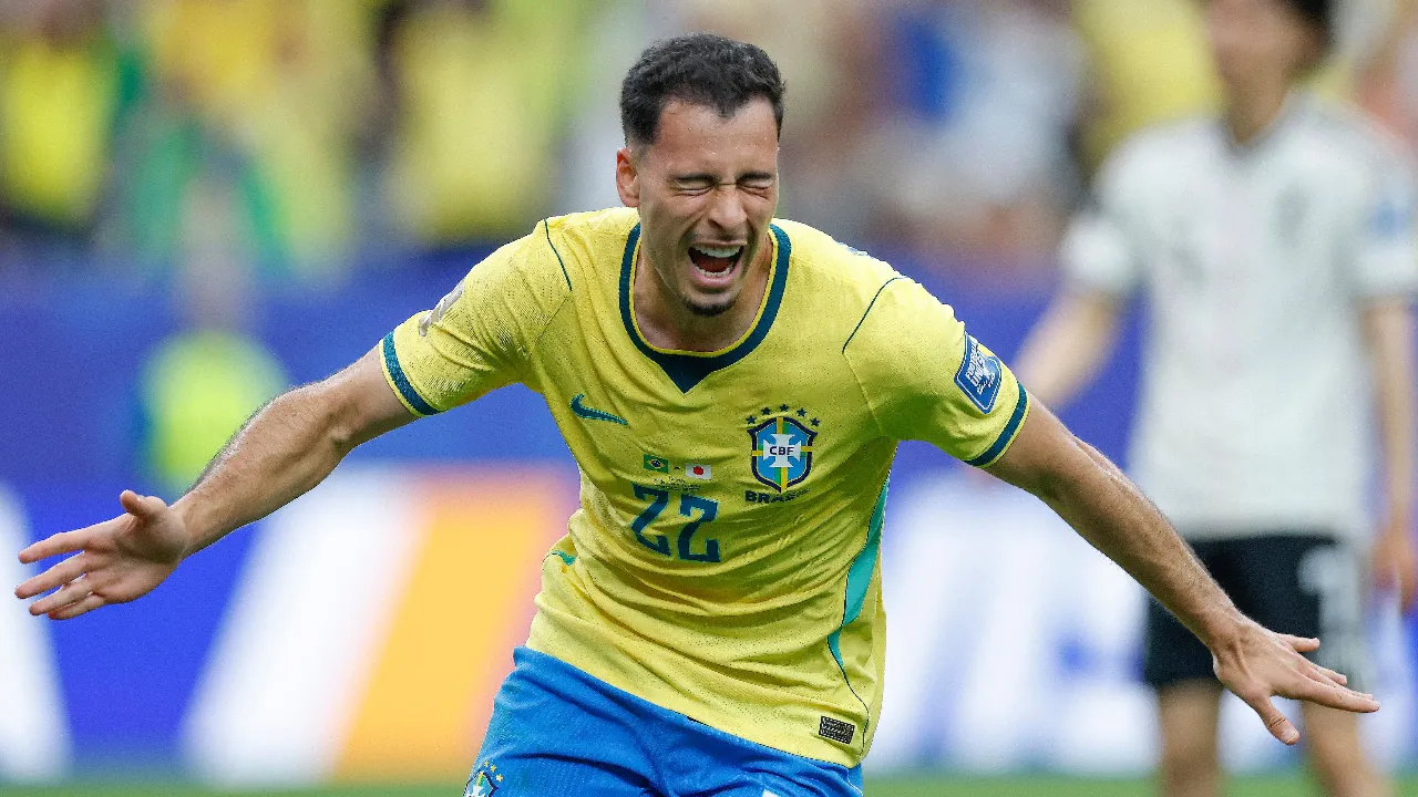 Jogadores de Brasil e Noruega em montagem antes de jogo pelas oitavas de final da Copa do Mundo
