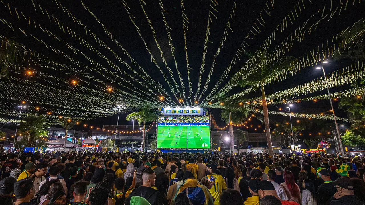 Torcedores acompanham transmissão da Seleção Brasileira em telão durante evento público em Maricá