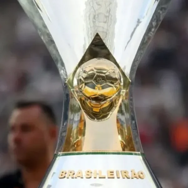 Imagem do troféu do Campeonato Brasileiro sendo apresentado em campo