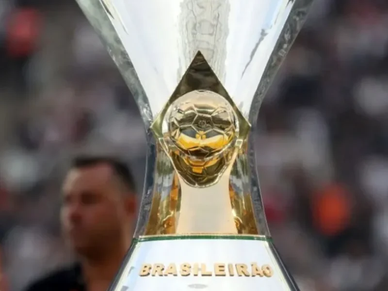 Imagem do troféu do Campeonato Brasileiro sendo apresentado em campo