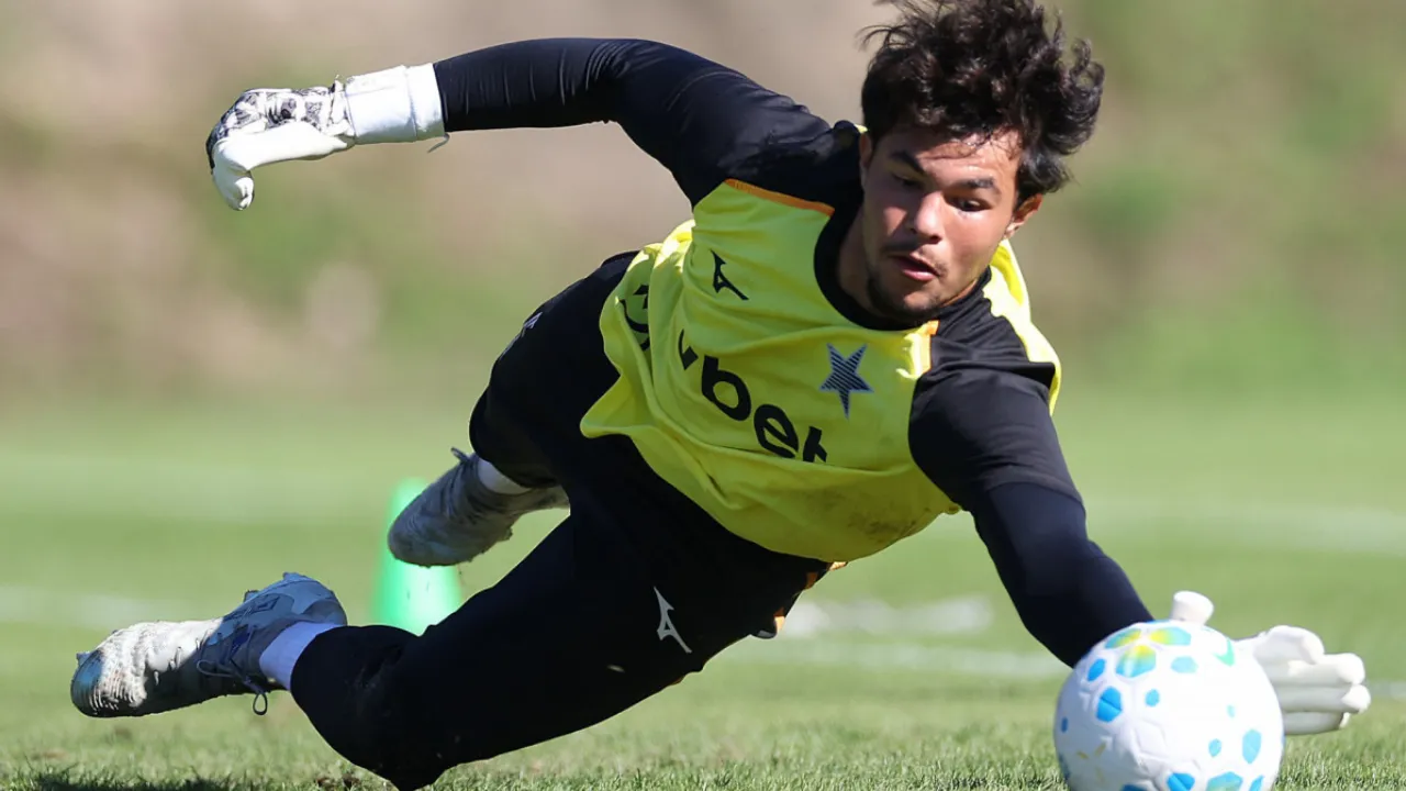Bruninho Samudio durante atividade com o elenco profissional do Botafogo