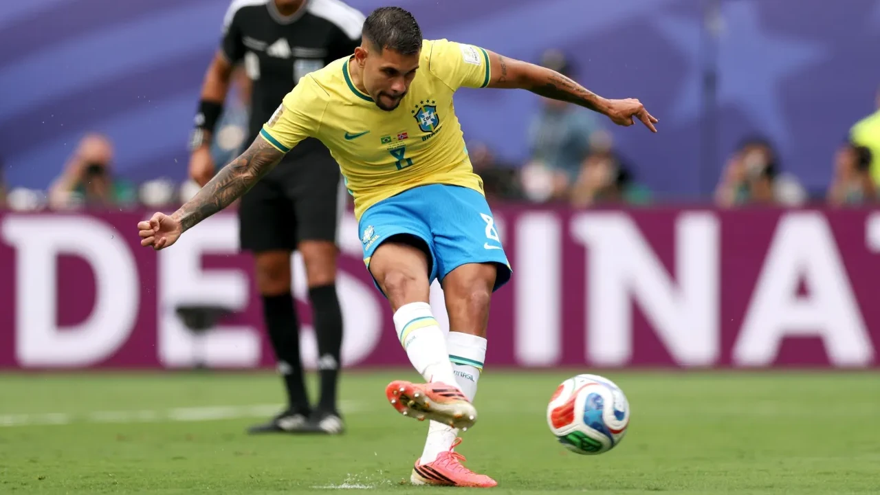 Bruno Guimarães cobra pênalti, e Nyland faz a defesa durante Brasil x Noruega