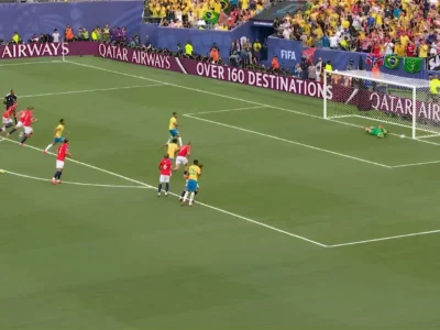 Imagem mostra goleiro Nyland, da noruega defendendo cobrança de pênalti feita por Bruno Guimarães; Veja o aproveitamento do atleta em toda sua carreira como jogador profissional | Reprodução/TV Globo