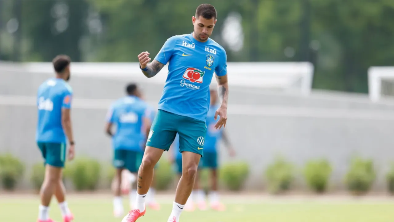 Bruno Guimarães em campo pelo Newcastle durante partida da Premier League