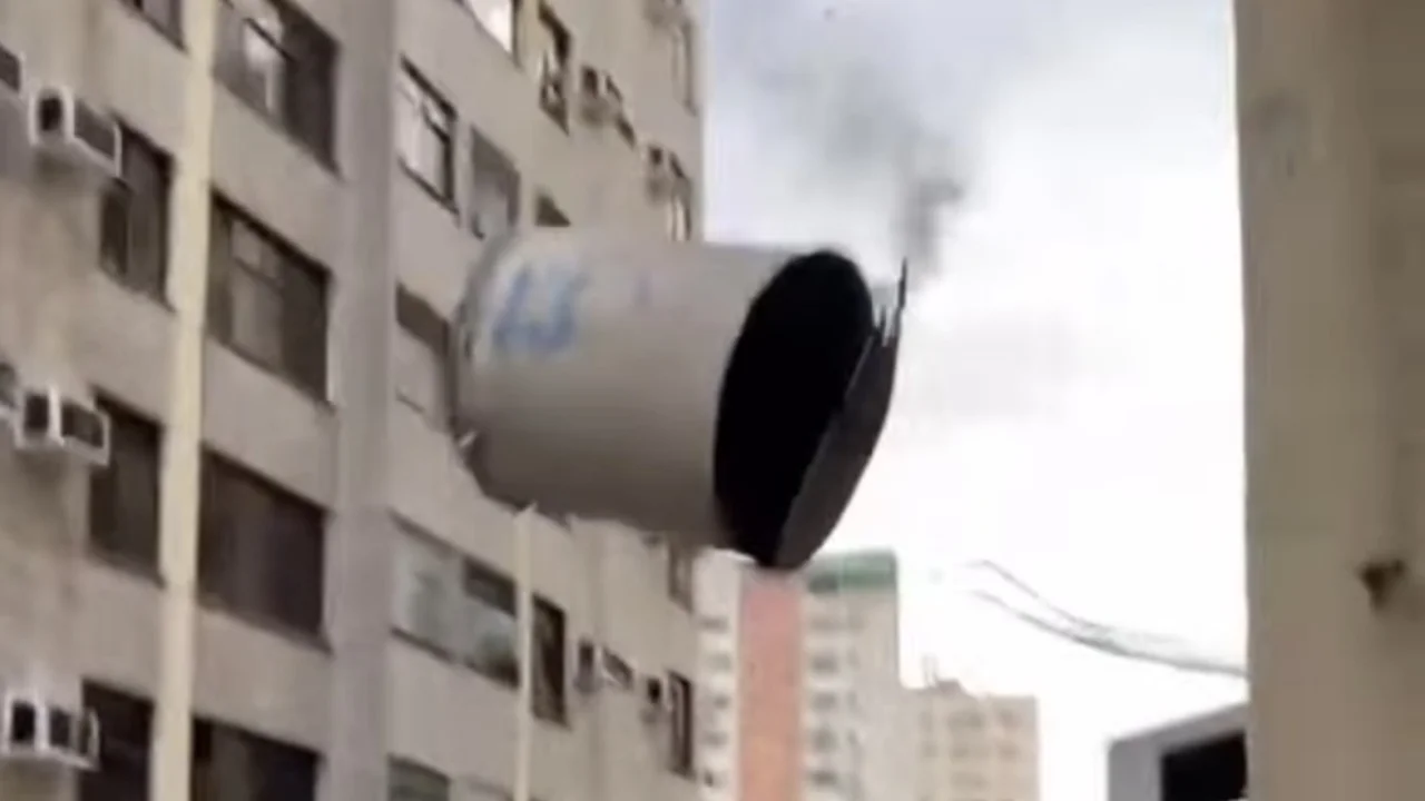 Caixa d’água caída na Rua Fagundes Varela, no Ingá, após ventania em Niterói