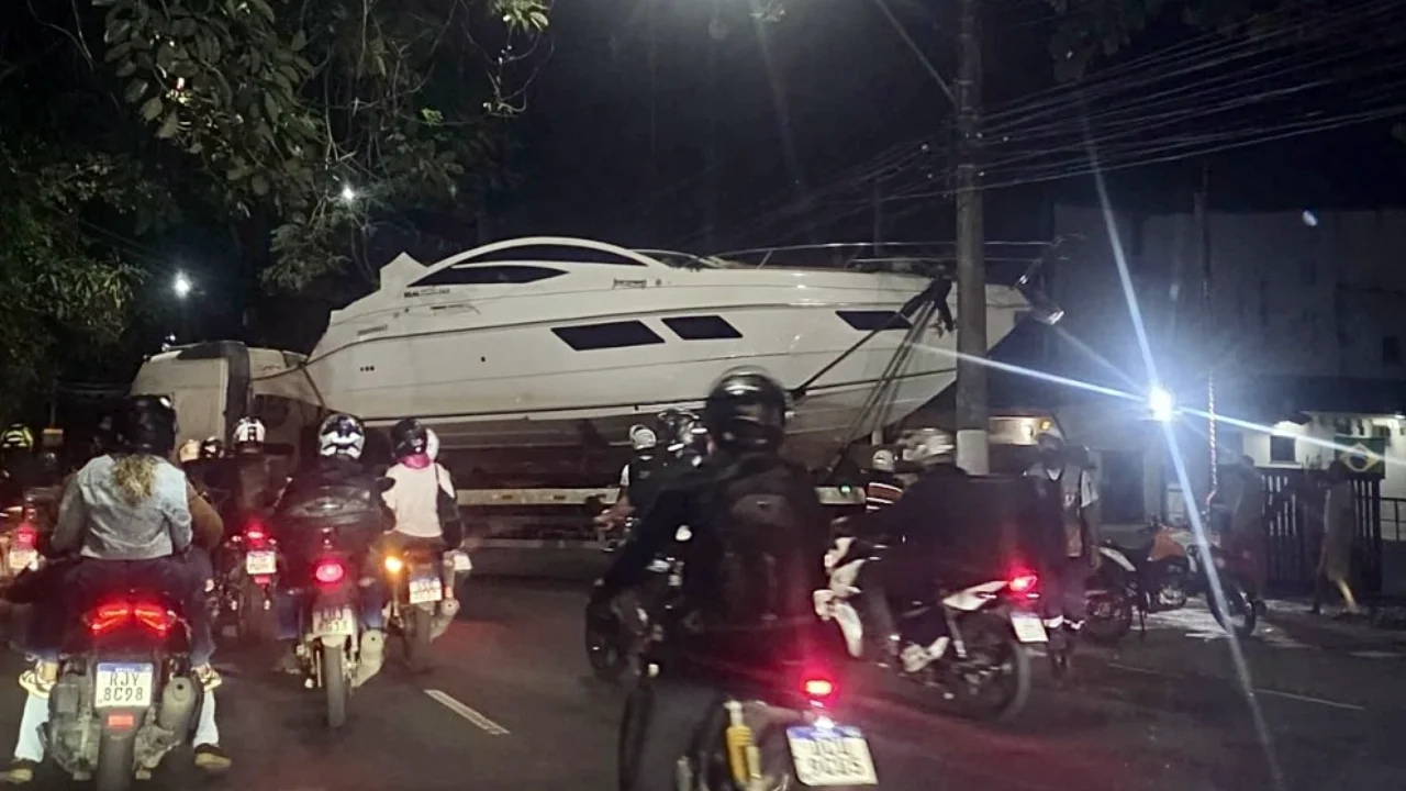 Caminhão transportando lancha manobra após não conseguir entrar na Rua Joaquim Távora, em Niterói Caminhão transportando lancha manobra após não conseguir entrar na Rua Joaquim Távora, em Niterói