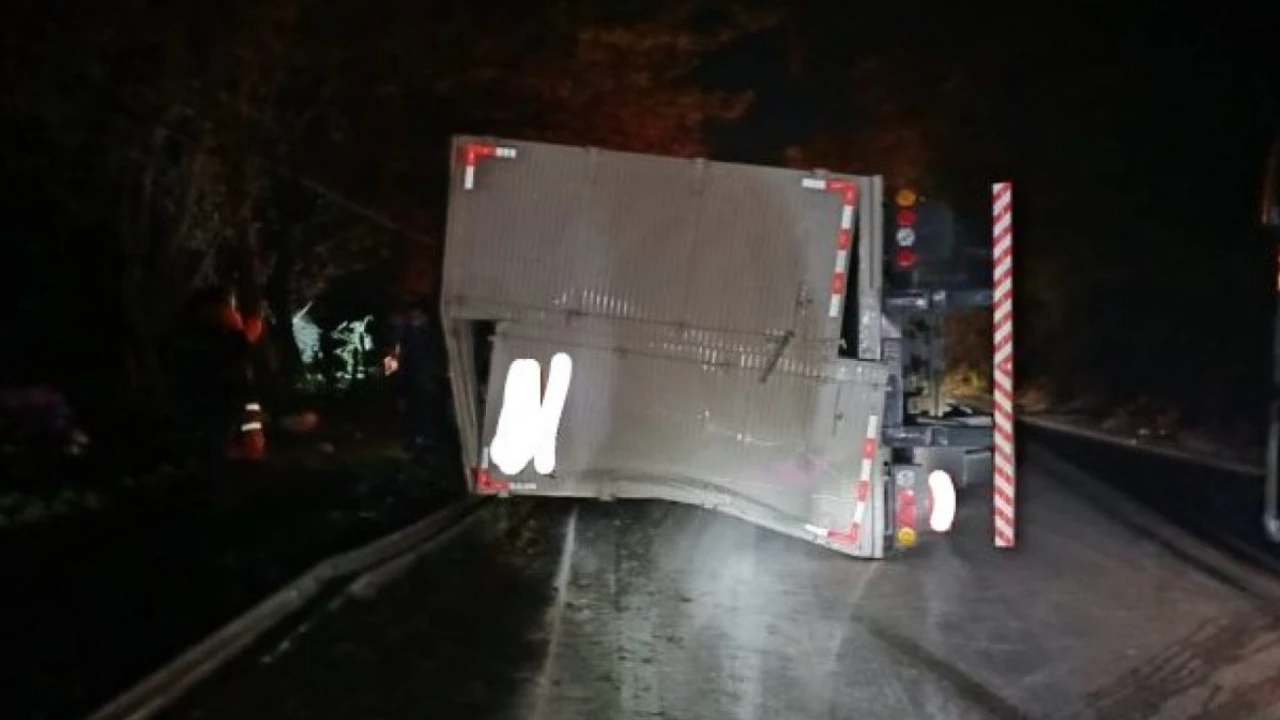 Caminhão carregado de bebidas tombado na Rodovia Presidente Dutra, na Serra das Araras, em Piraí