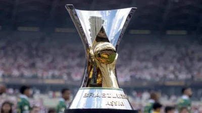 Imagem do troféu do Campeonato Brasileiro sendo apresentado antes de jogo