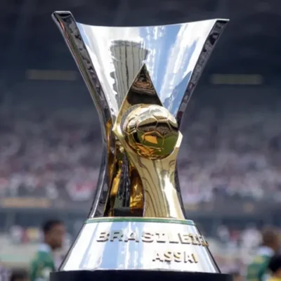 Imagem do troféu do Campeonato Brasileiro sendo apresentado antes de jogo