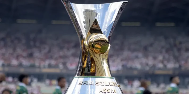 Imagem do troféu do Campeonato Brasileiro sendo apresentado antes de jogo