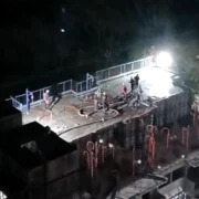 Vizinhos reclamam de barulho em obra após 23h, com trabalhadores batendo laje em empreendimento de empresa de engenharia em construção no Fonseca, em Niterói.