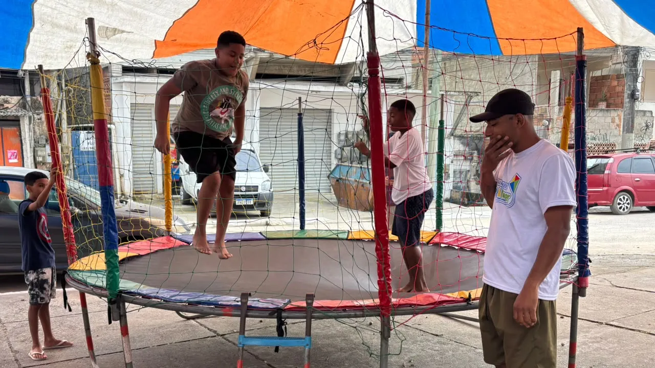 Crianças brincam em infláveis durante evento gratuito da Caravana de Arte e Lazer em São Gonçalo