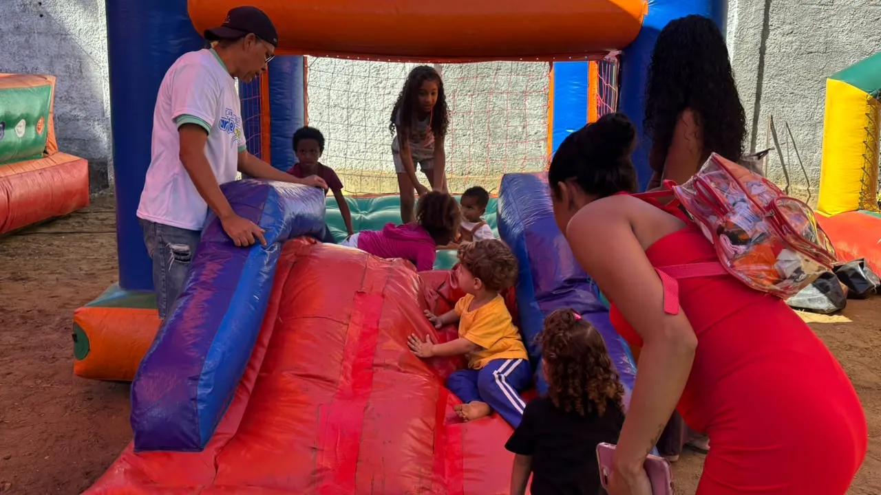 Crianças participam da Caravana de Arte e Lazer em São Gonçalo durante programação gratuita na Praia da Luz Crianças participam da Caravana de Arte e Lazer em São Gonçalo durante programação gratuita na Praia da Luz