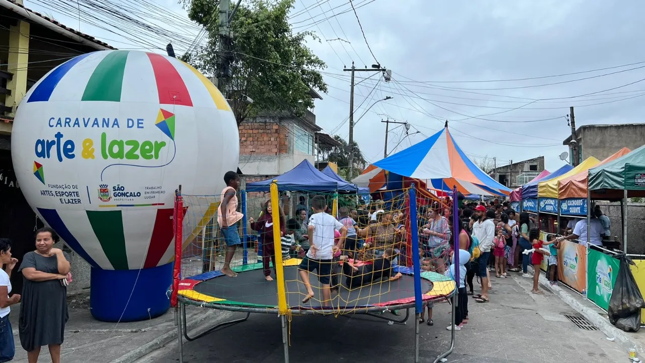 Crianças participam de atividades recreativas gratuitas da Caravana de Arte e Lazer em São Gonçalo Crianças participam de atividades recreativas gratuitas da Caravana de Arte e Lazer em São Gonçalo