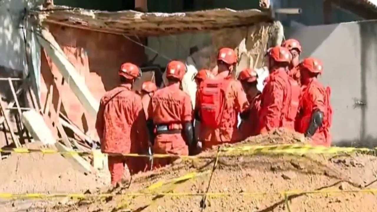 Bombeiros atuam em imóvel que desabou na Estrada do Catruz, em Pedra de Guaratiba