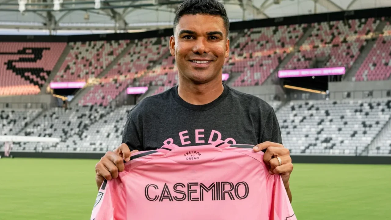 Casemiro posa com a camisa do Inter Miami após ser anunciado como companheiro de Lionel Messi