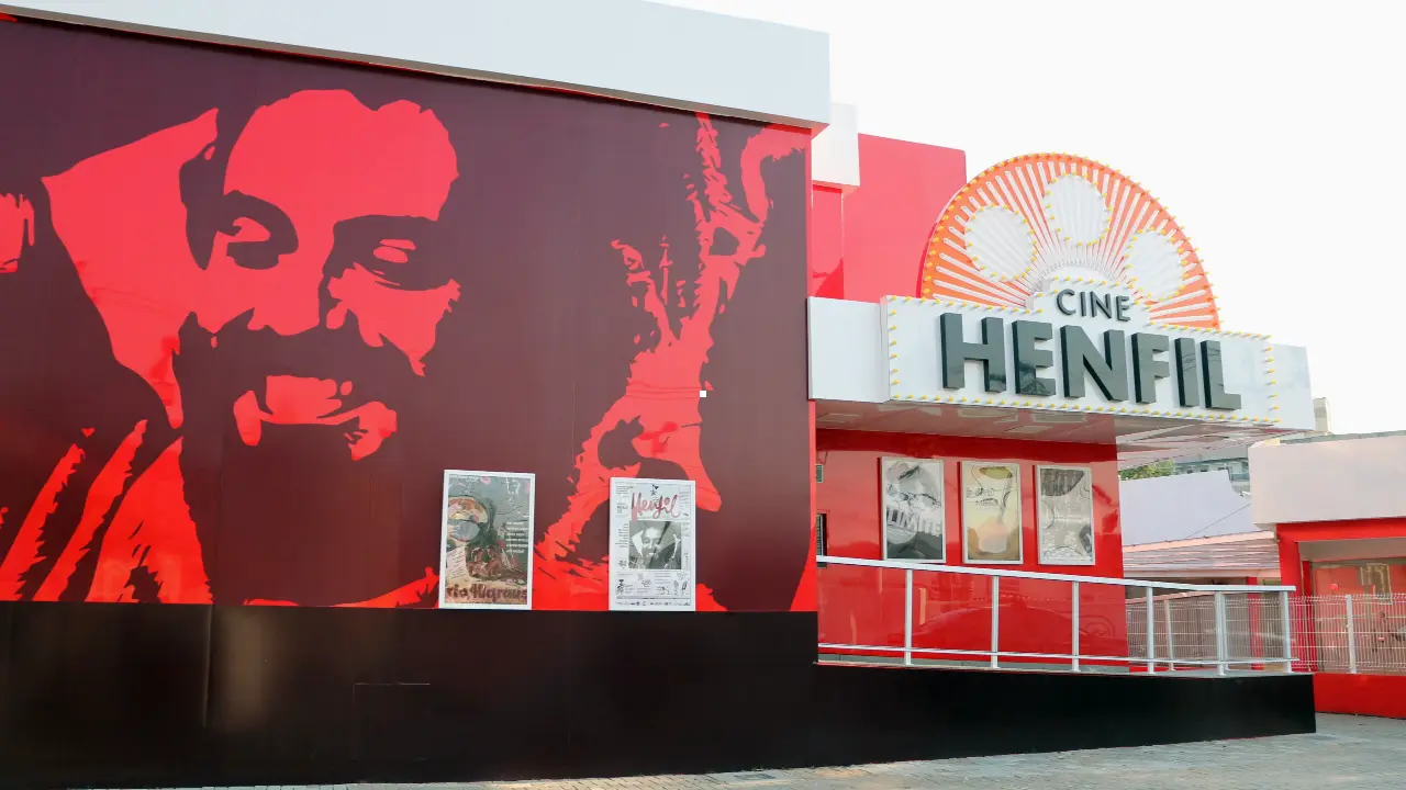 Fachada do Cine Henfil, no Centro de Maricá, durante programação gratuita de cinema