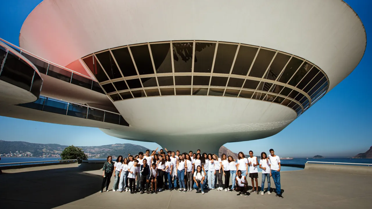 Estudantes da rede municipal participam do Circuito da Cidade durante visita a ponto turístico de Niterói