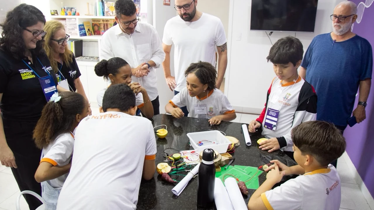 Estudantes da rede municipal participam de atividade de robótica e tecnologia no Centro de Formação Darcy Ribeiro Estudantes da rede municipal participam de atividade de robótica e tecnologia no Centro de Formação Darcy Ribeiro