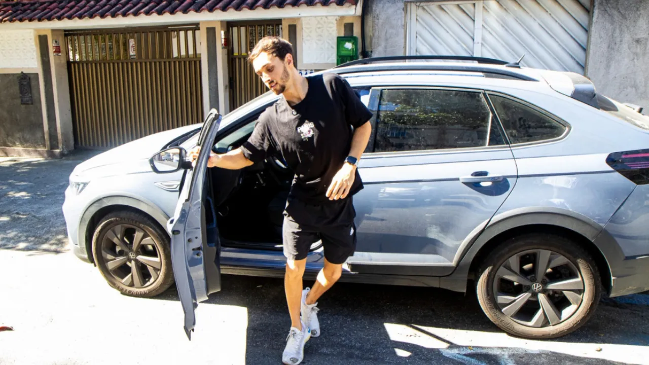 Pessoa com deficiência em carro adaptado durante aula de direção do programa Cidadania Sobre Rodas