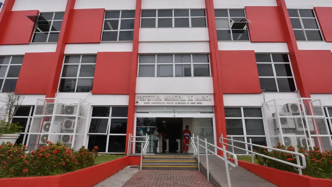 Helicóptero em área operacional do Aeroporto de Maricá ilustra debate sobre concessão e impacto para moradores