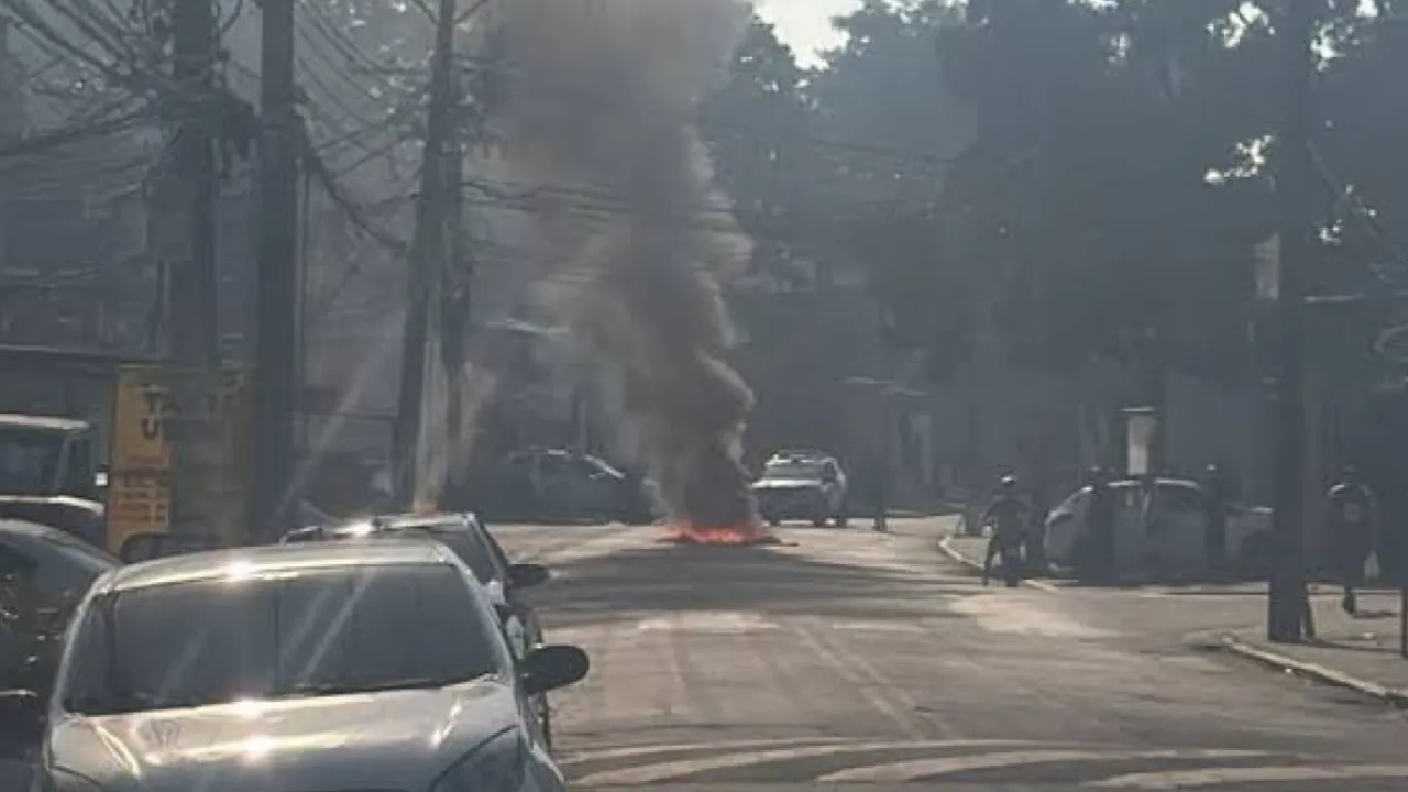 Rua em Cordovil após confronto entre criminosos rivais que deixou cinco mortos e provocou reforço policial Rua em Cordovil após confronto entre criminosos rivais que deixou cinco mortos e provocou reforço policial