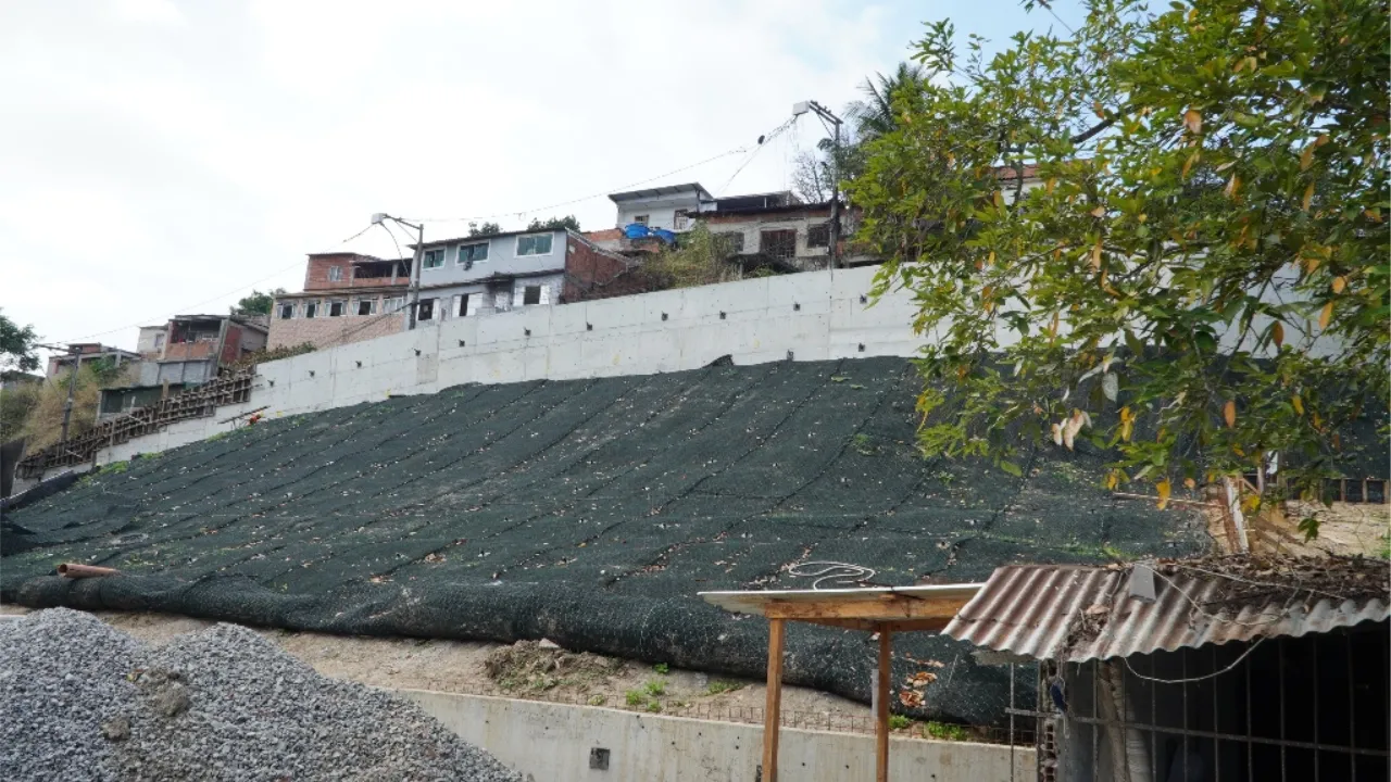 Operários constroem escada hidráulica na obra de contenção de encosta do Lindo Parque, em São Gonçalo