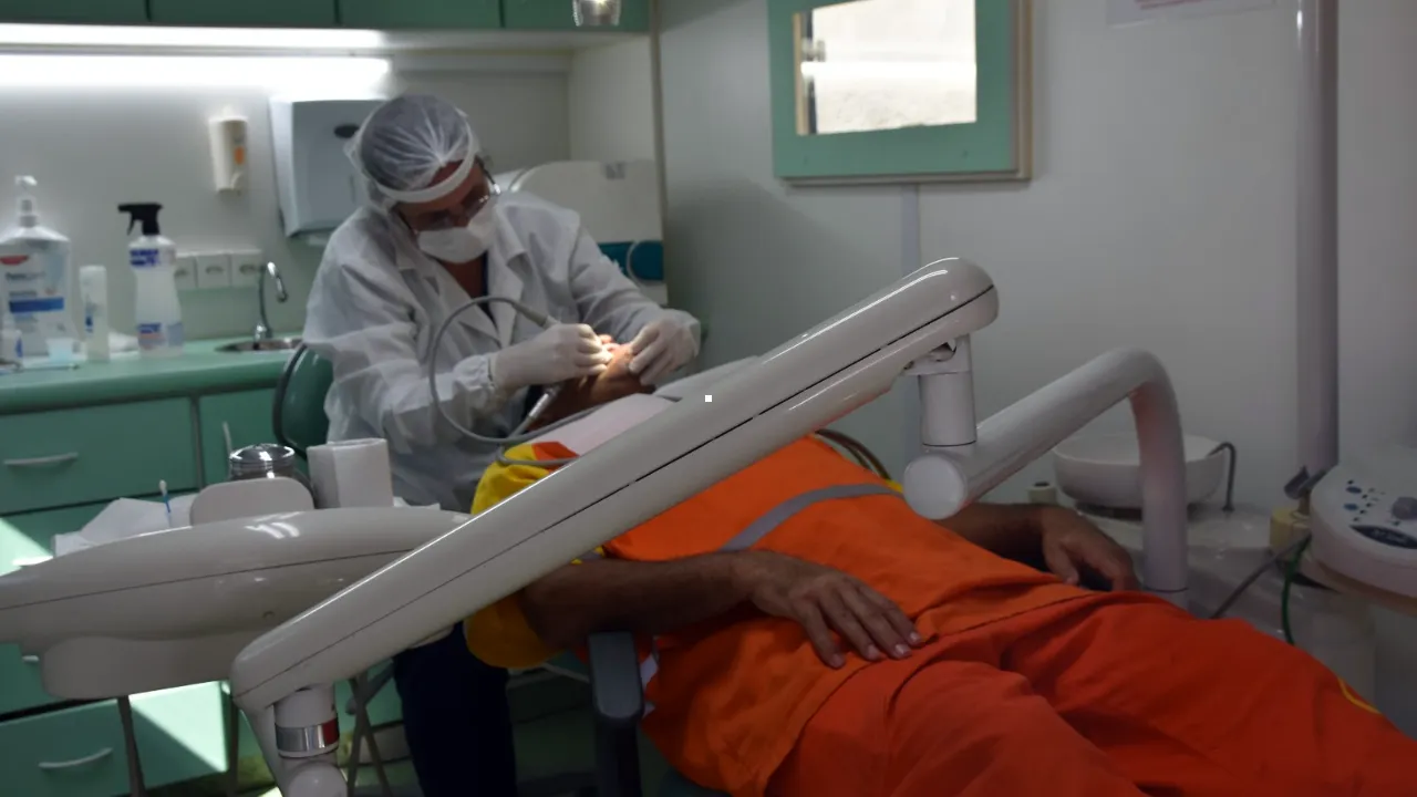 Funcionários participam do lançamento dos cursos gratuitos da Clin em parceria com a Firjan SESI SENAI, em Niterói Funcionários participam do lançamento dos cursos gratuitos da Clin em parceria com a Firjan SESI SENAI, em Niterói