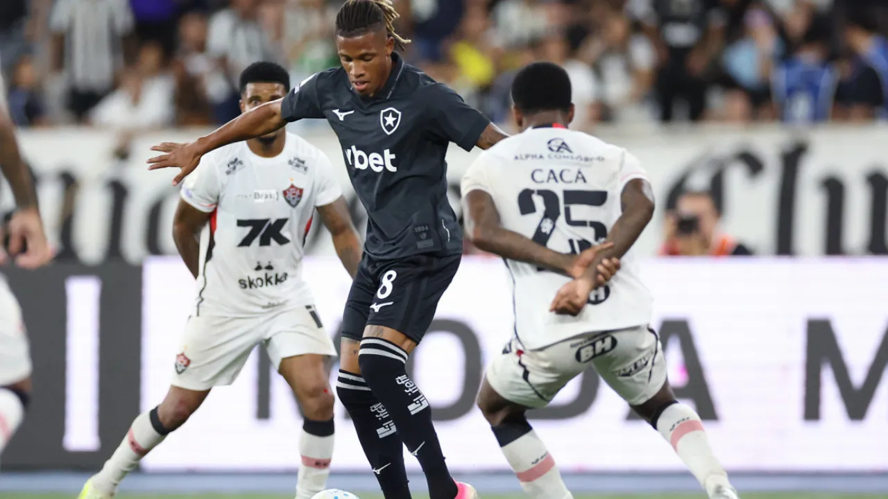 Danilo entra em campo pelo Botafogo contra o Vitória e completa 13 jogos no Campeonato Brasileiro Danilo entra em campo pelo Botafogo contra o Vitória e completa 13 jogos no Campeonato Brasileiro