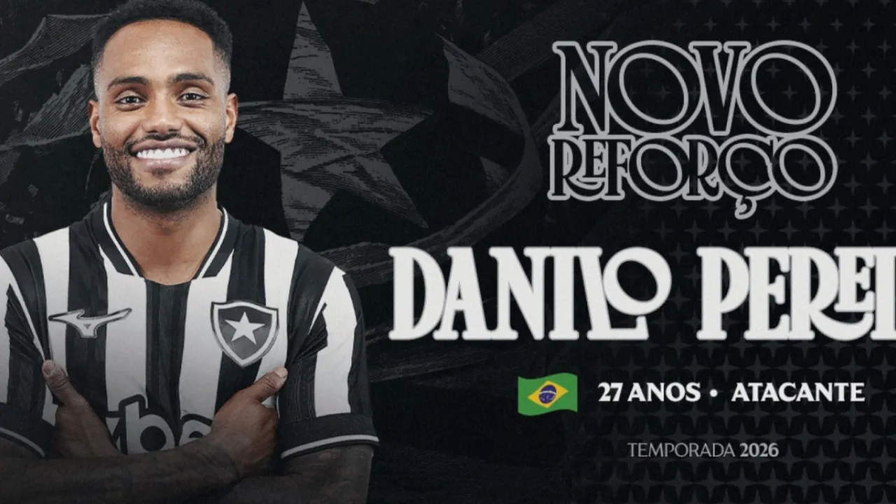 Danilo Pereira veste a camisa do Botafogo após ser anunciado como reforço por empréstimo até junho de 2027