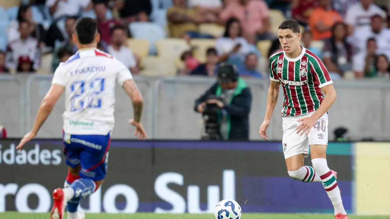 Davi Schuindt com a camisa do Fluminense antes da transferência para o AVS, de Portugal