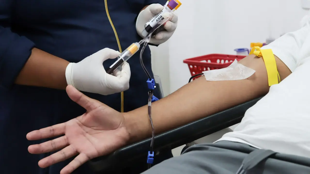 Profissional de saúde atende doador de sangue em unidade de coleta em São Gonçalo