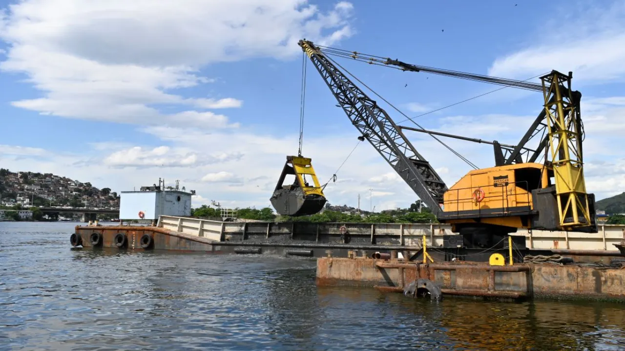 Canal de São Lourenço, em Niterói, passa por obra de dragagem para ampliar circulação de embarcações